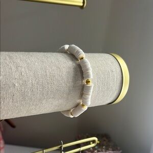 White and gold clay beaded bracelte
